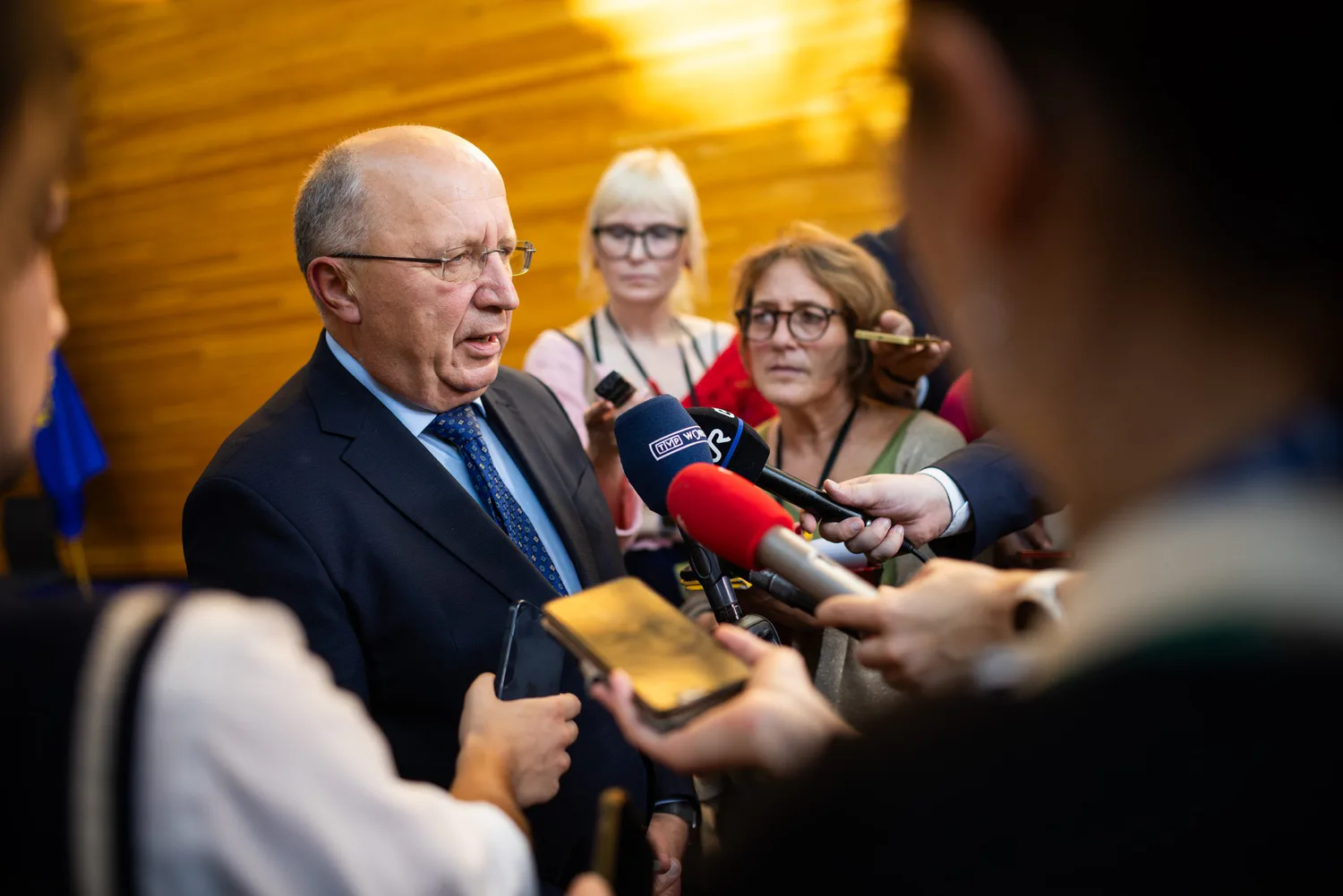 Єврокомісар закликав країни ЄС відкрити арсенали для Україні і відмовитися …
