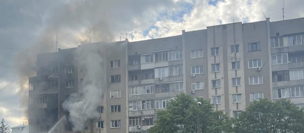 Є постраждалі внаслідок влучання у житловий будинок на Коновальця у …