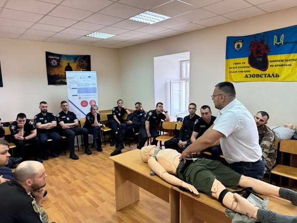 Івано-Франківські патрульні поліцейські навчилися надавати домедичну допомогу під час практичного …