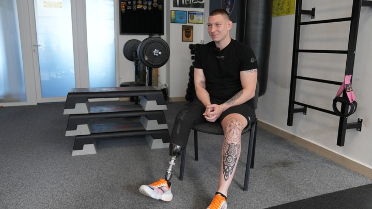 Івано-франківський ветеран після важких операцій і ампутації навчається підтримувати інших …