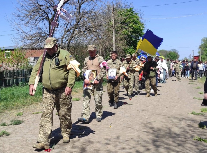 Із загиблим воїном попрощалися у Надлацькій громаді (фото)