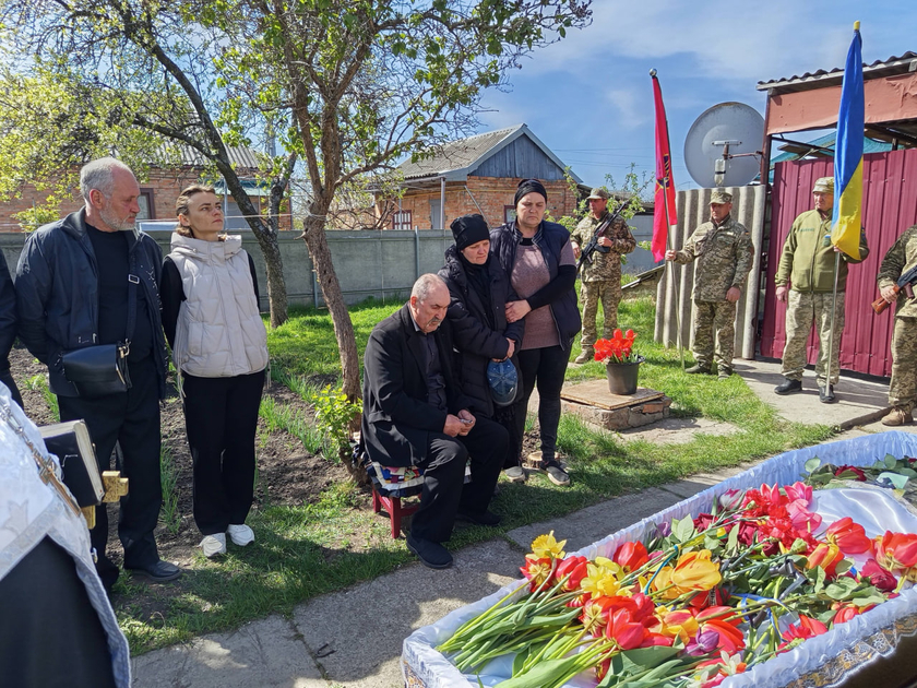 Із загиблим військовим попрощалися у Долинській громаді (фото)