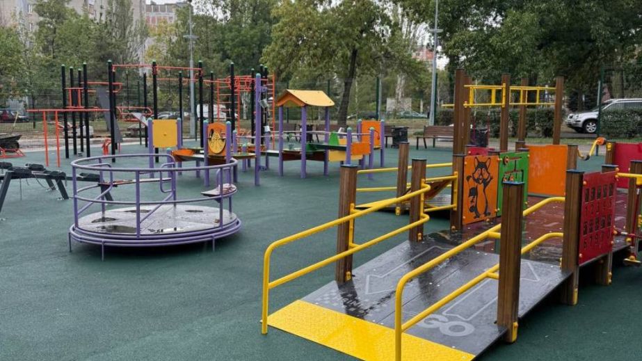 Інклюзивні гойдалки псують на майданчиках Запоріжжя – кадри