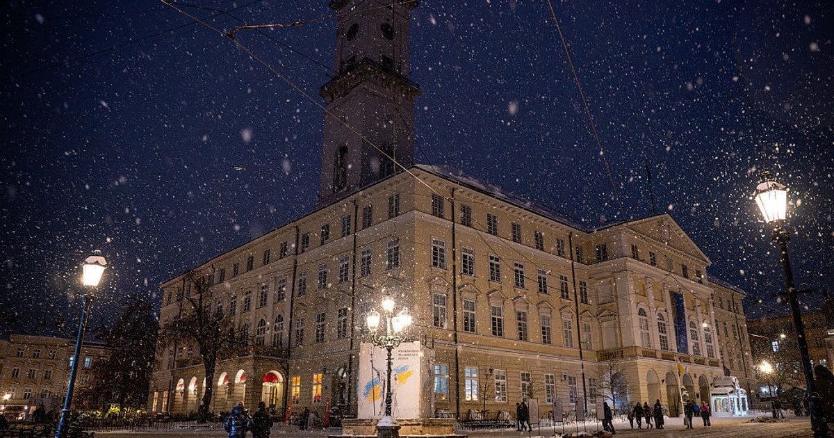 Іноземець вистрибнув з оглядового майданчика вежі Ратуші у Львові — …