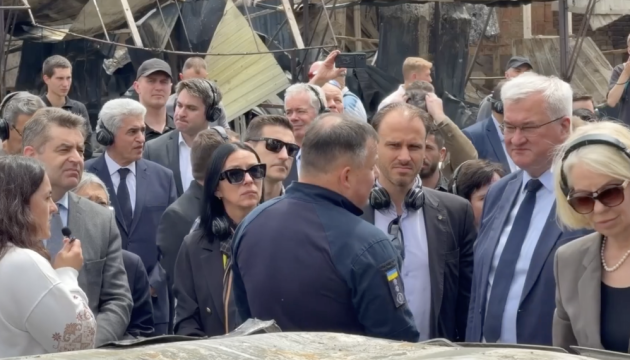 Іноземні дипломати відвідали місця російських ударів у Києві
