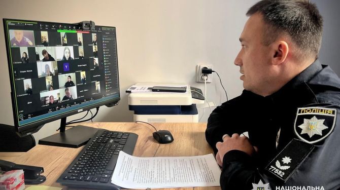 Інспектори шкільної поліції Буковини пройшли навчання з виявлення онлайн-загроз для …