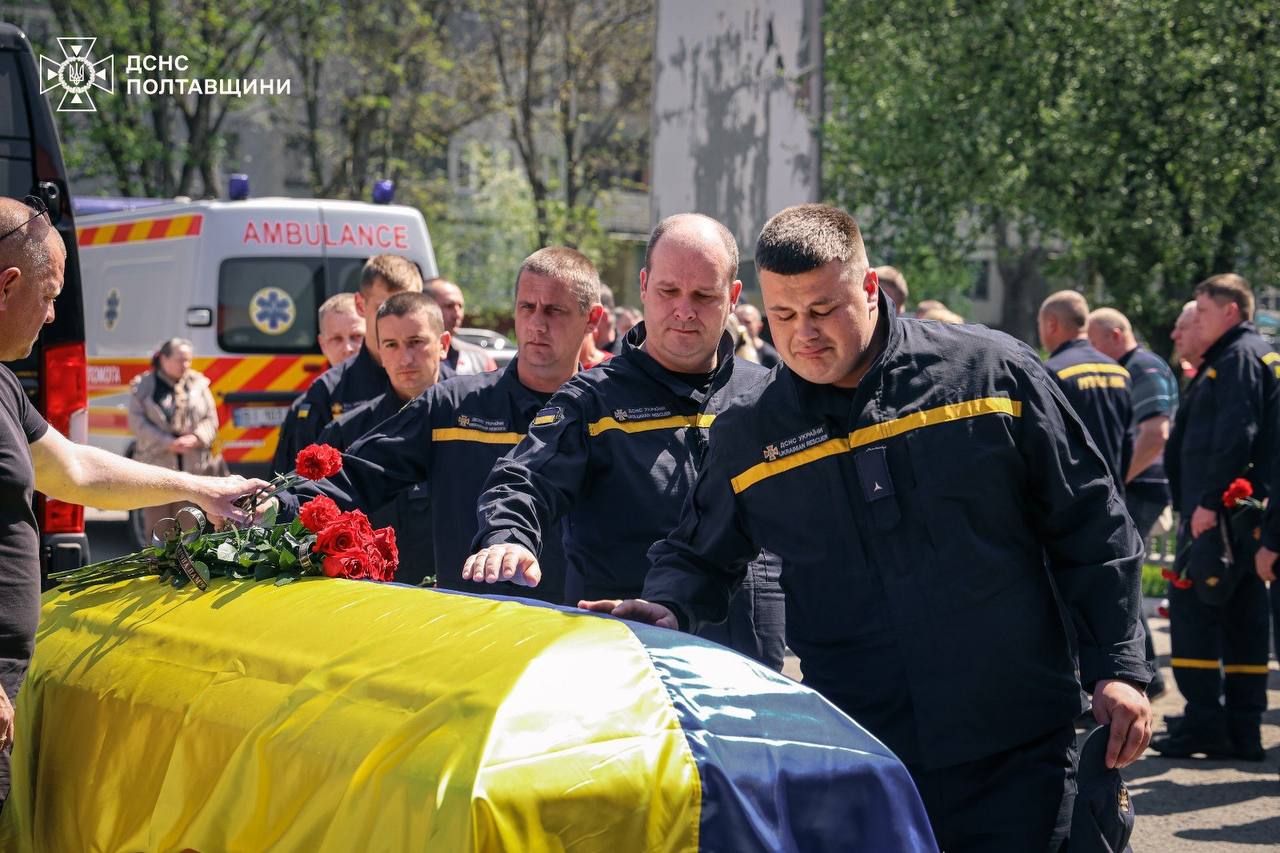 У Полтаві попрощалися з рятувальниками, яких убила російська ракета (фото, …