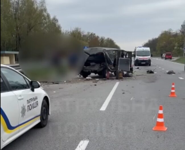 Аварія з потерпілими на трасі Житомирського району: транспорт пускають смугою …