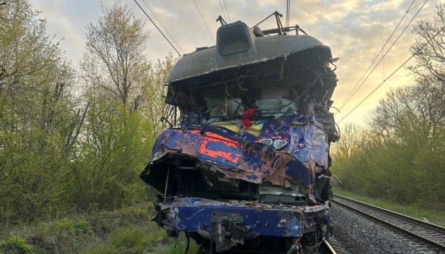 Аварія поїзда Київ-Ужгород: водій автокрана помер дорогою до лікарні