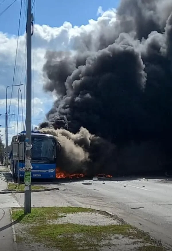 Автобус з медиками у передмісті Дніпра потрапив під обстріл
