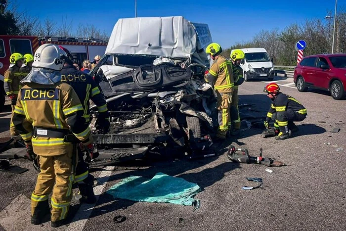 Автокатастрофа на дорозі Київ – Одеса: рятувальники дістали двох чоловіків …