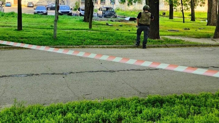 Авто вибухнуло посеред Дніпра: двоє людей у лікарні