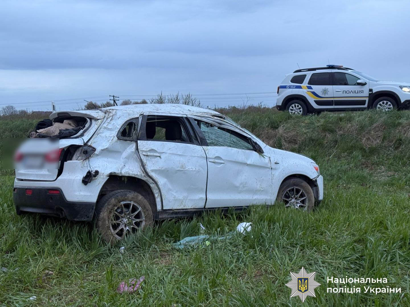 Авто вилетіло з дороги і перекинулося: фото з автотрощі на …
