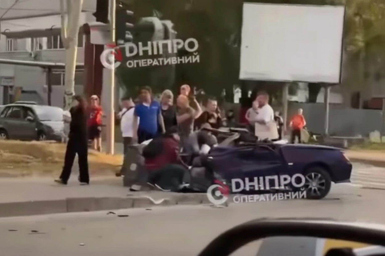 У Дніпрі авто влетіло в зупинку: загинула жінка, четверо поранених