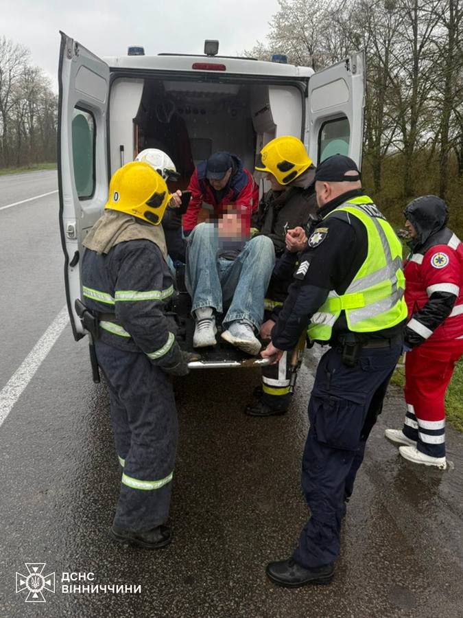 Автівка влетіла в дерево: біля Тарасівки водія затисло в салоні …
