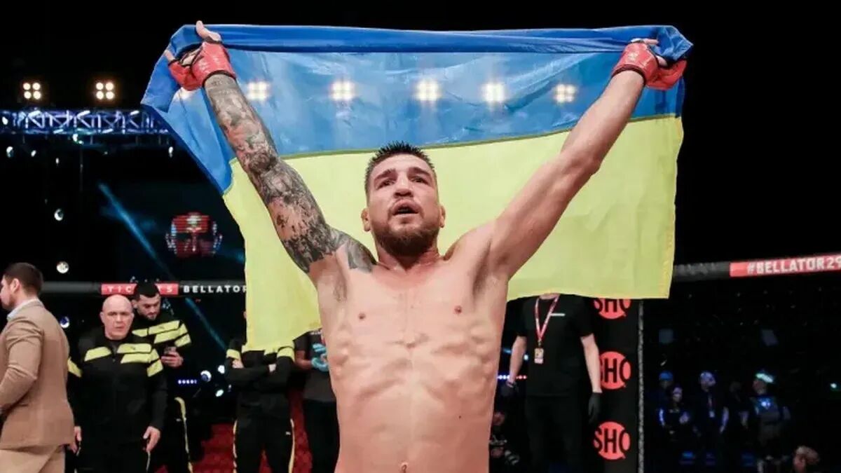 Шалене домінування та брейк-данс: український боєць Амосов ефектно задушив Альвареса …