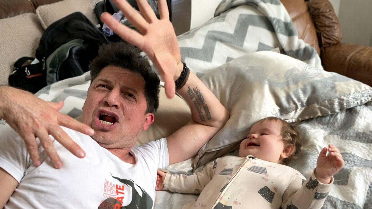 Сміх Емілі підкорив підписників: Андрій Джеджула кумедно декламував вірш «африканською» …