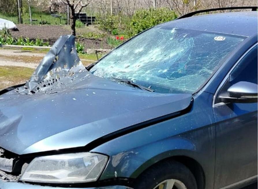 Армія РФ вдарила дроном на оптоволокні по цивільній автівці на …