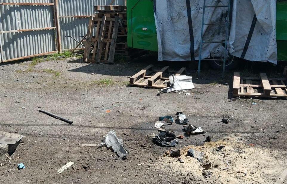 Армія РФ дроном вдарила по території селищної ради в Золочеві