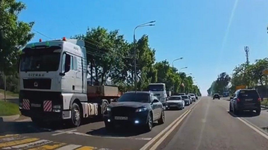 Росіяни перевозять військову техніку цивільними тягачами на Запоріжжя – деталі