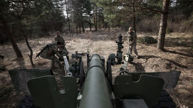 Артилеристи штурмового полку відпрацьовують бойовий цикл у полі — від …