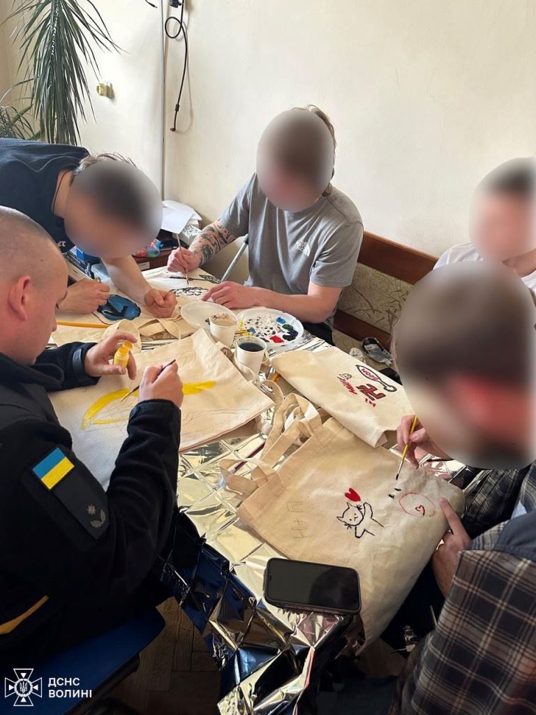 Арт-терапія як шлях до відновлення: психологи ДСНС Волині відвідали поранених …