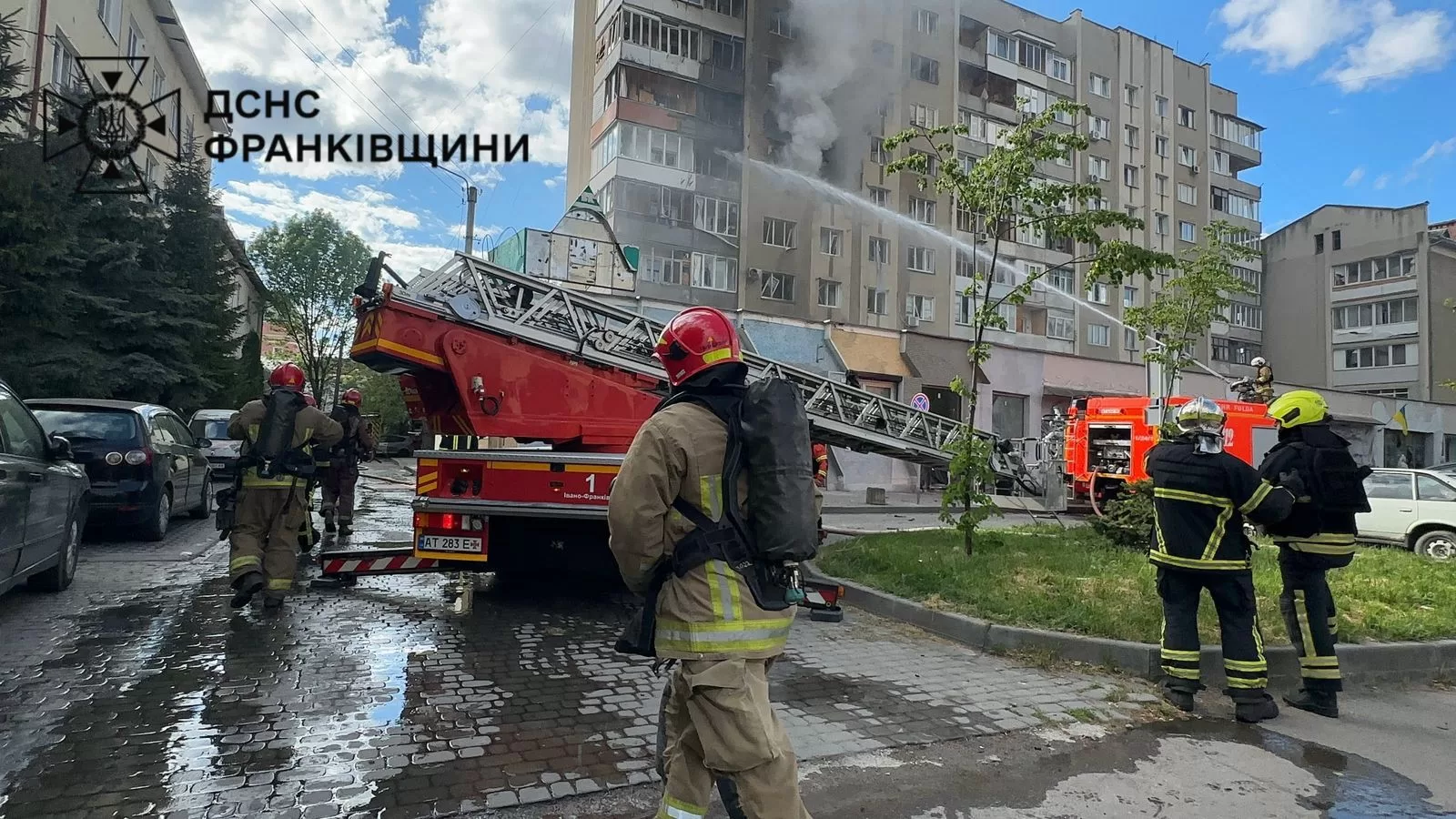 Атака РФ на Прикарпаття: в Івано-Франківську спалахнула пожежа у багатоповерхівці