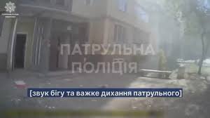 Атака багатоповерхівки в Кривому Розі: патрульні допомогли евакуювати мешканців (відео)
