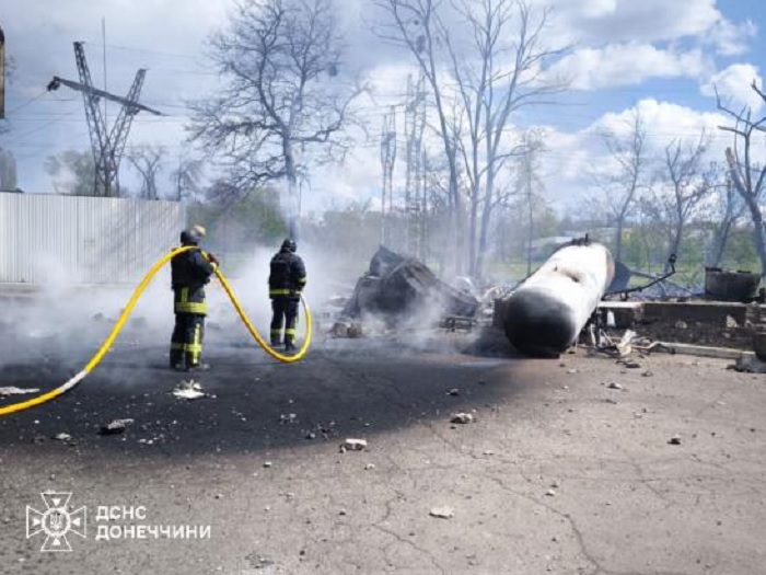 Атака ворожого БпЛА на краматорську АЗС: вогнеборці загасили пожежу на …
