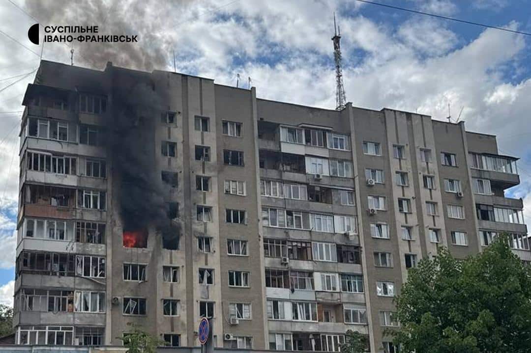 Атака на Івано-Франківськ: уламки пошкодили житловий будинок