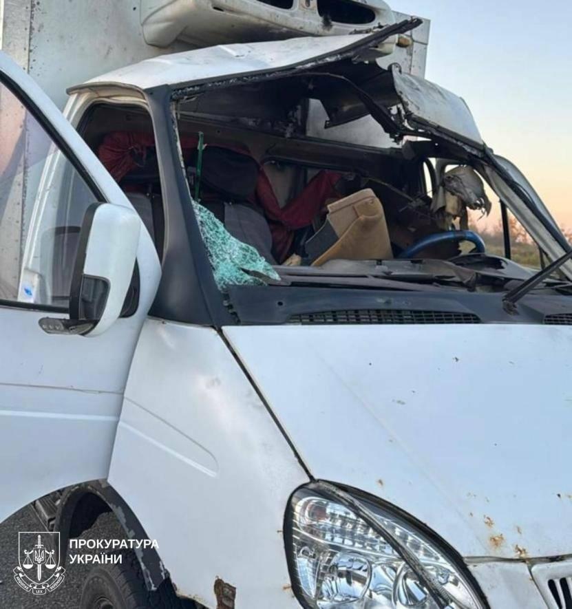 Атака на дорозі: дрон вдарив по фургону з хлібом на …