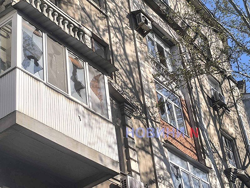 Атаки ворога на Миколаївську область: пошкоджено багатоквартирний будинок та автомобіль