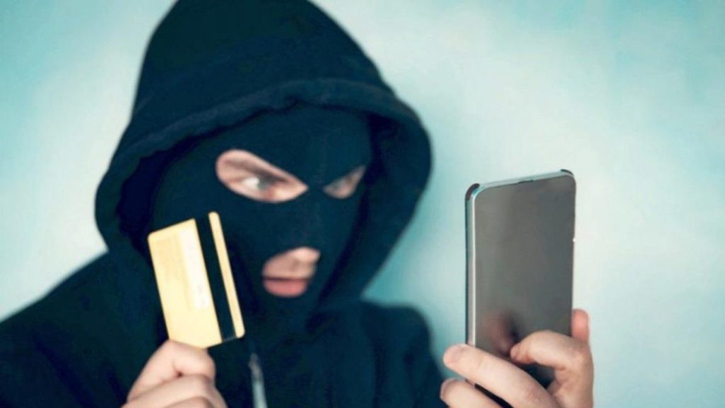 Аферисти ошукали двох чернівчанок на понад 113 тисяч гривень