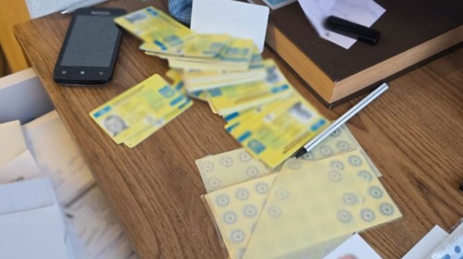 БЕБ викрило на Буковині схему збуту фальшивих прав і документів …