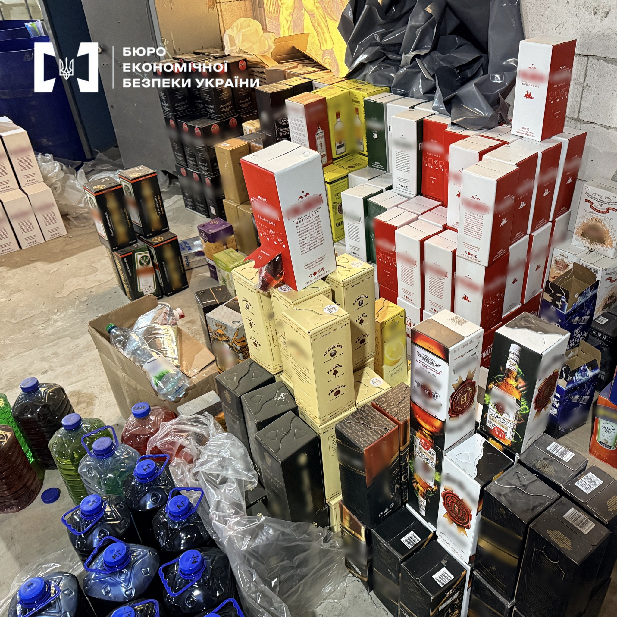 БЕБ ліквідувало мережу підпільного алкоголю в Києві та на Чернігівщині: …