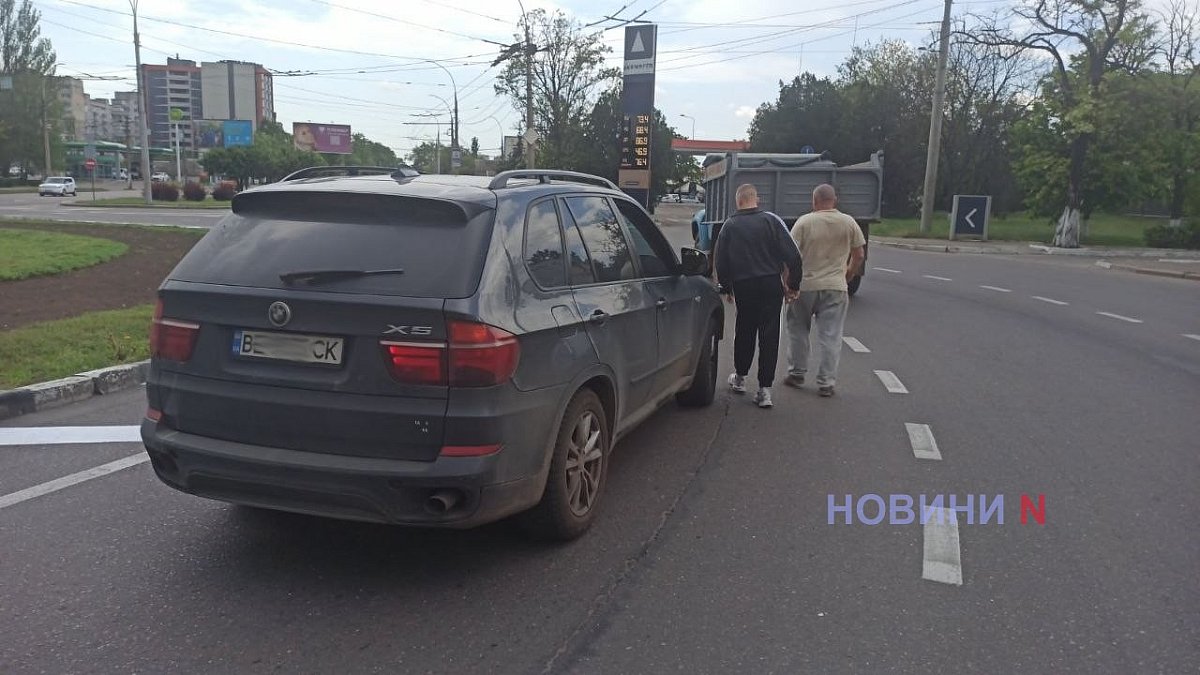 «БМВ» і самоскид зіткнулися на кільці у Миколаєві: рух ускладнений
