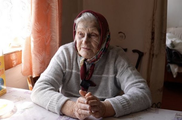 Бабуся, яку евакуювали наземним дроном, обживається на Черкащині