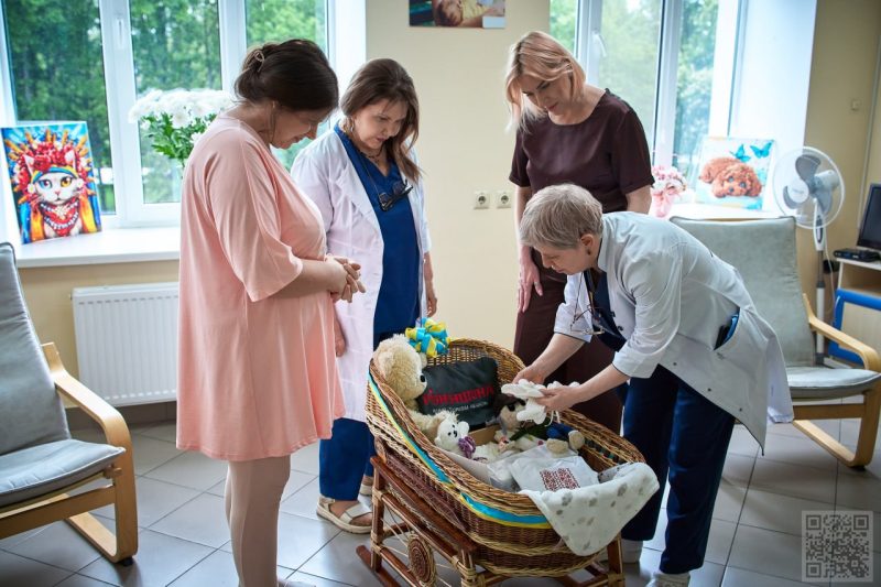 Багатодітній мамі з Рівненщини подарували ексклюзивну колиску з лози (ФОТО)