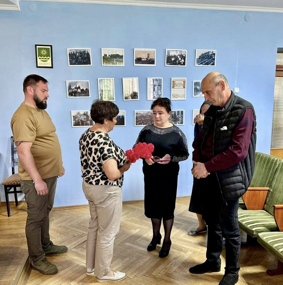 Батькам загиблого офіцера із Іванівської громади передали державну нагороду сина