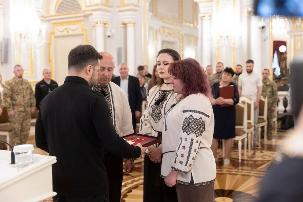 Батькам захисника Віталія Сидорука вручили орден «Золота Зірка»