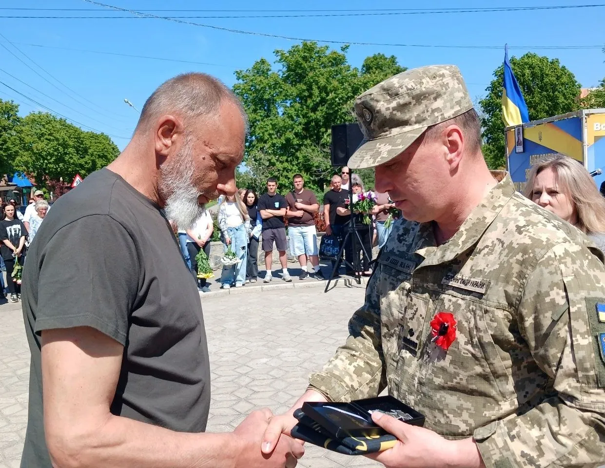 Батьку полеглого захисника з Полтавщини передали його нагороду