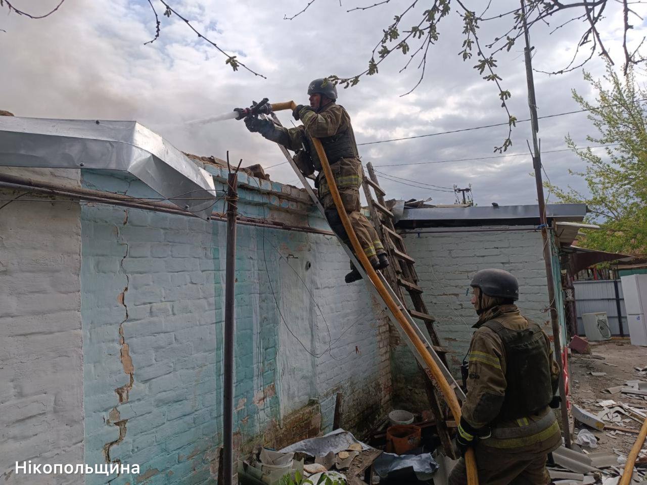 Майже 20 атак за ніч: на Дніпровщині пошкоджені будинки та …