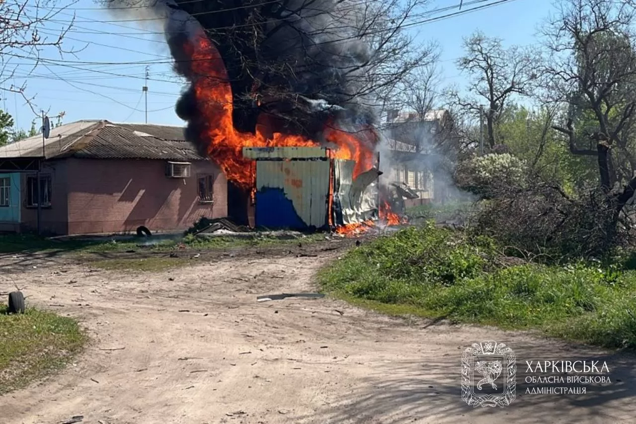 Безпілотник вдарив по приватних будинках у Харкові: на місці пожежа, …