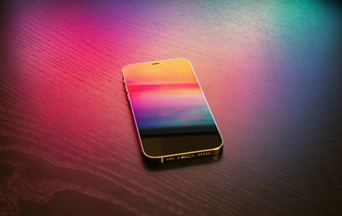 Без вирізів і камер на поверхні: Apple готує iPhone із …