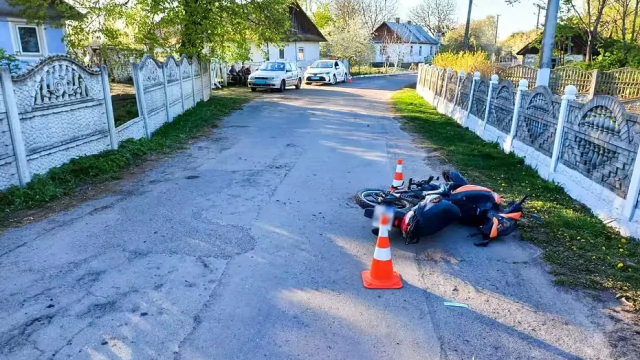 Без шоломів і напідпитку: на Дубенщині мотоцикл із двома людьми …