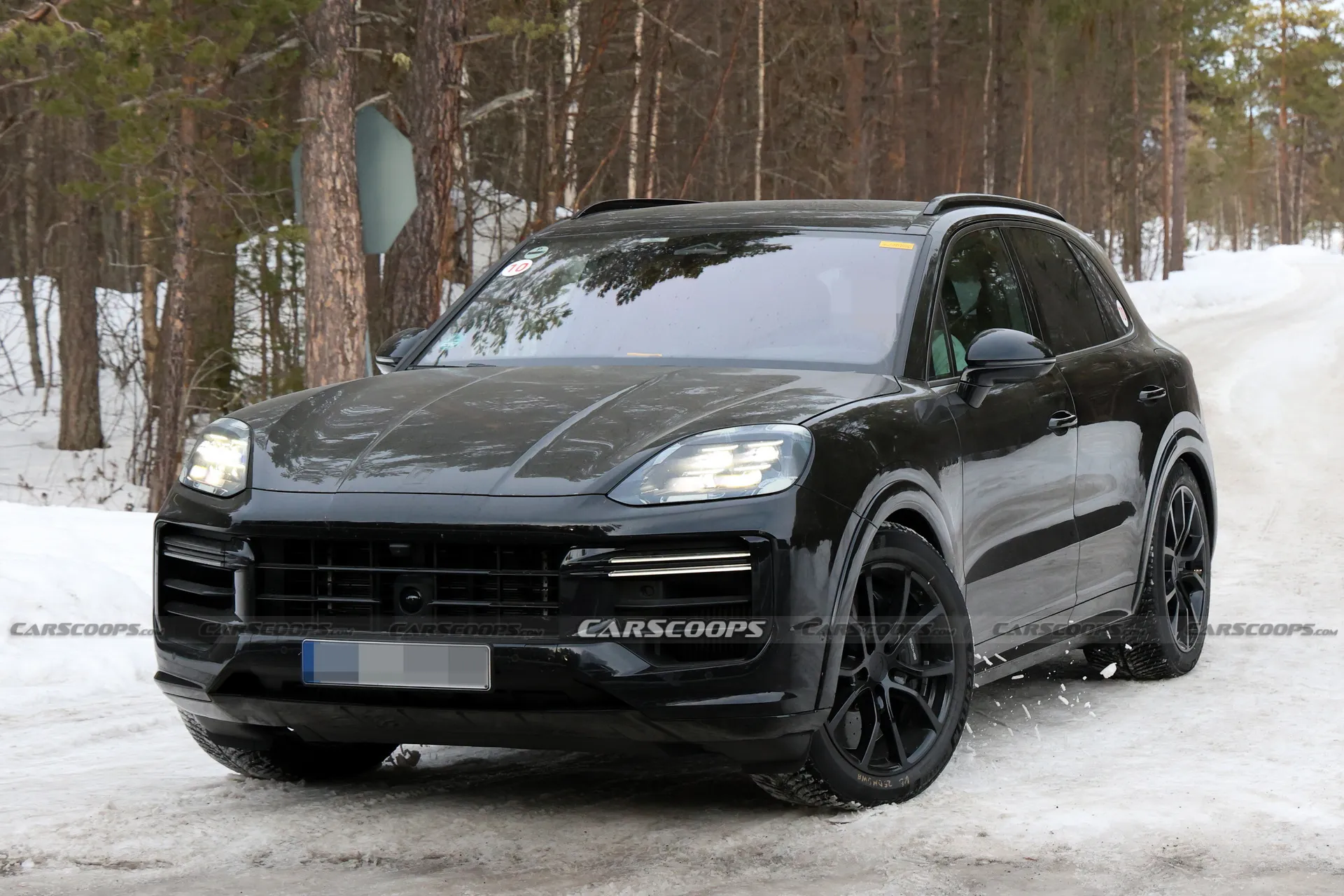 Бензиновий Porsche Cayenne відмовляється поступатися електричному
