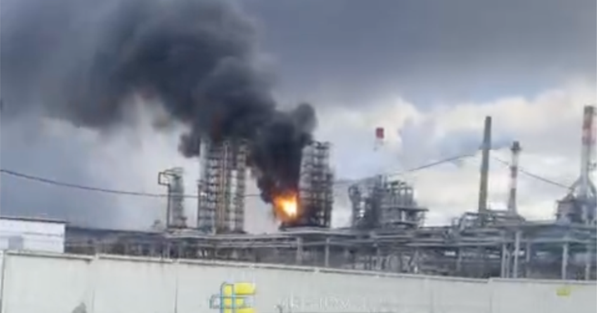 Беспилотники ударили по нефтеперерабатывающему предприятию и жилому дому в Перми