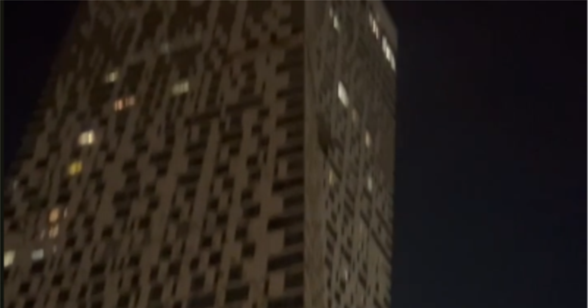 Беспилотник врезался в многоэтажку в Москве