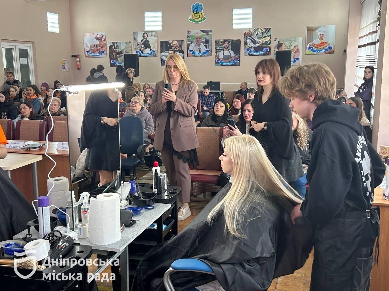 Битва профтехів: у Дніпрі майбутні перукарі змагалися у професійному батлі