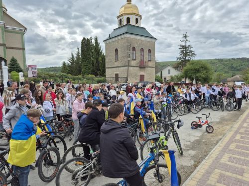 Благодійний веломарафон у вишиванках: у Більче-Золотому на старт вийшли учасники …